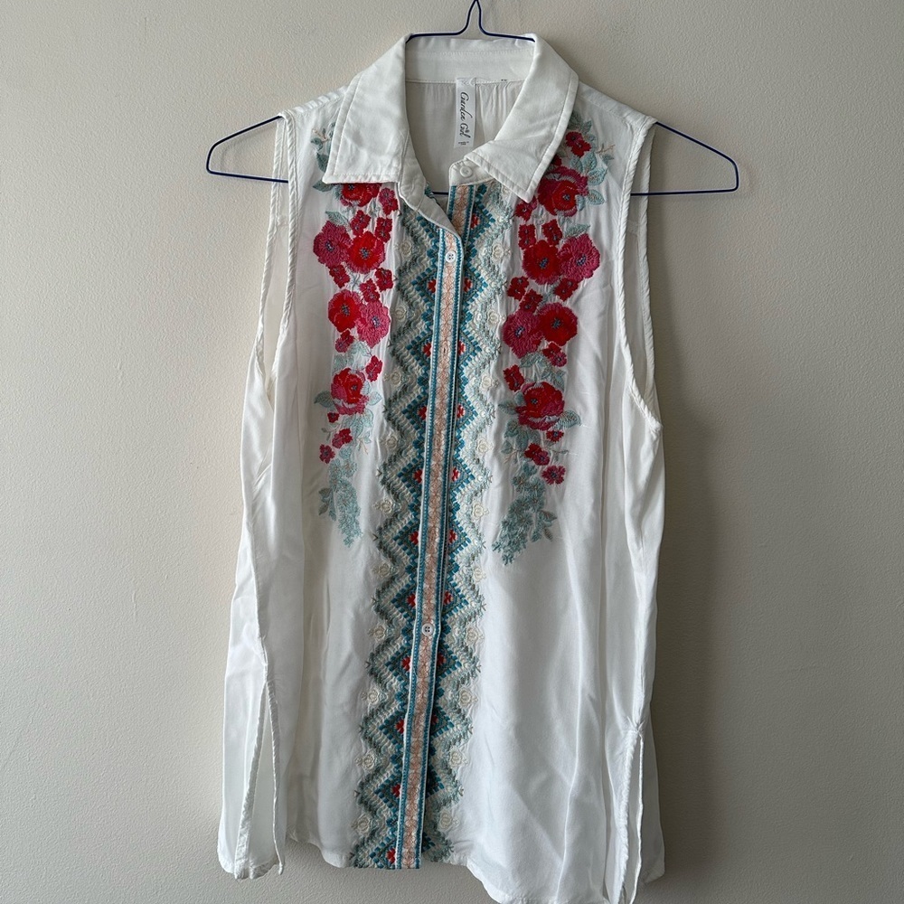 Garden Girl Embroidered Floral Red Blue Green Button Down Sleeveless White Top M